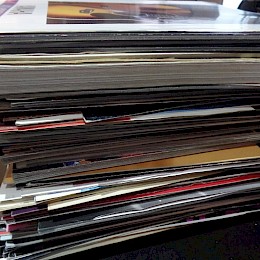 15 kg of guitar bass and amp catalogs/brochures!